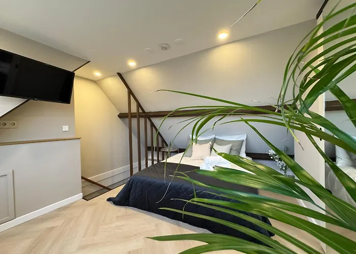 Family Double Floor View Art R3&5 * Haag